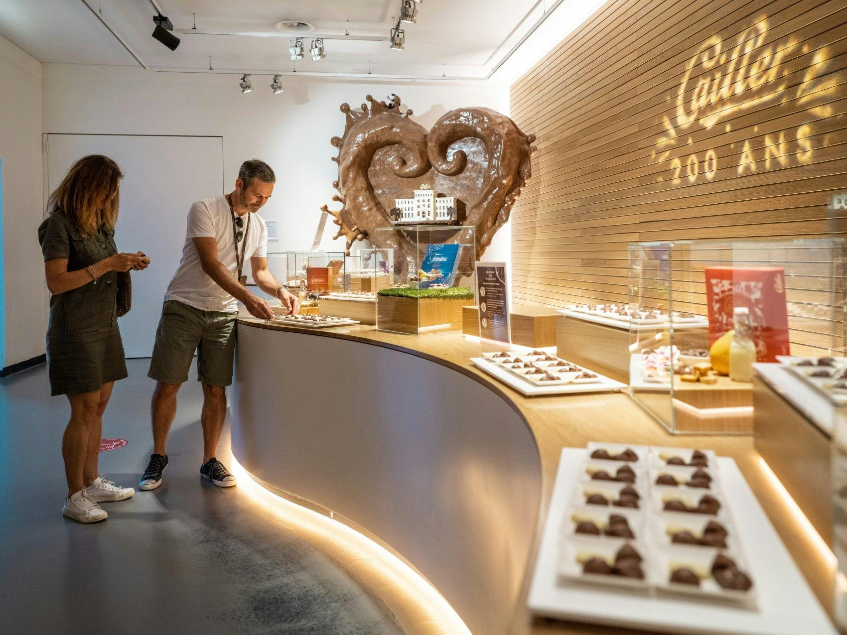 Los gehts in Broc mit einer sinnlichen Tour durch das Maison Cailler. Erlebe die Geschichte der Schweizer Schokolade hautnah und degustiere dich durch...