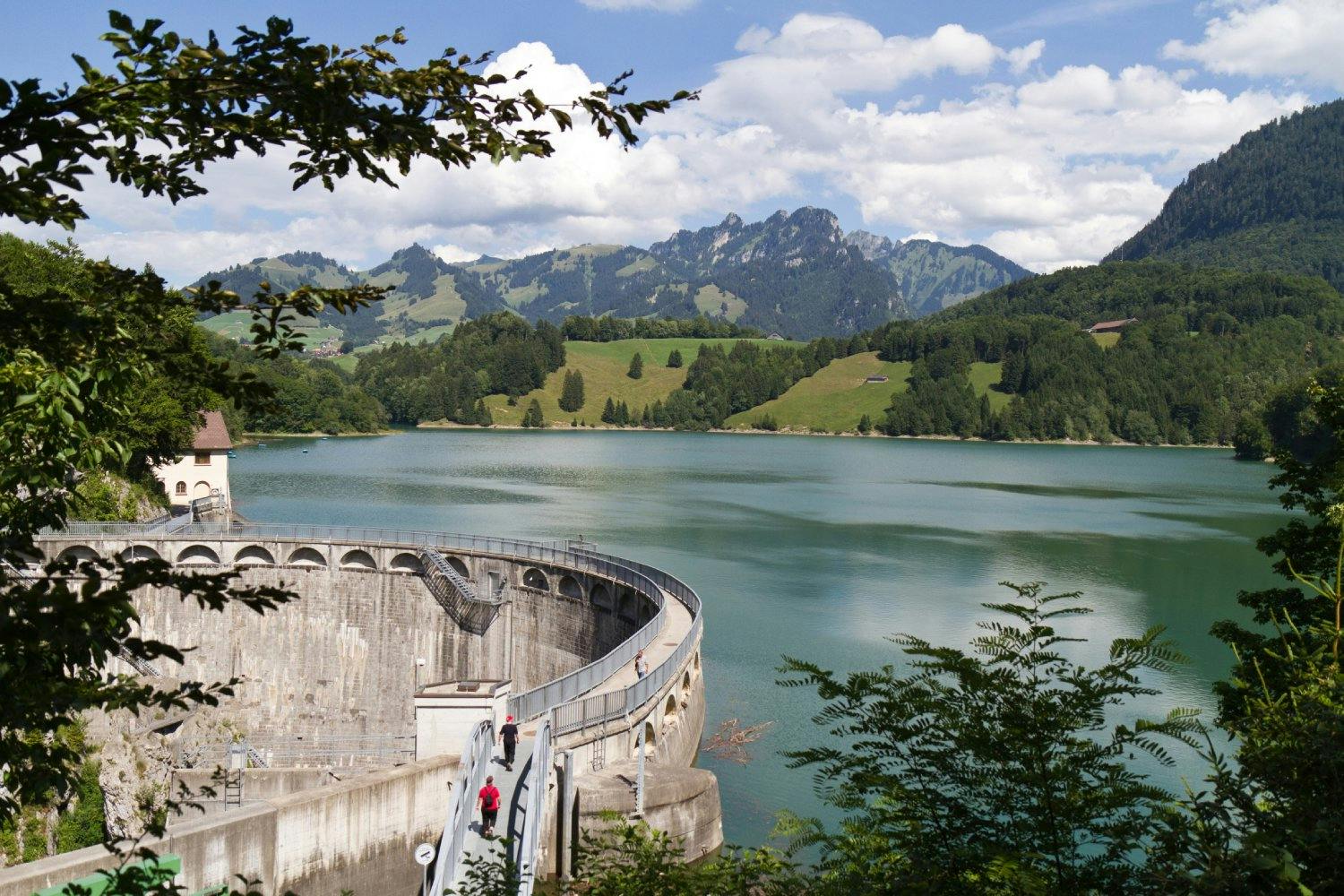 Staudamm am See von Montsalvens: Der Spaziergang bringt dich zum beeindruckenden Staudamm Montsalvens. Dieses Pionierbauwerk aus dem Jahr 1921 war die...