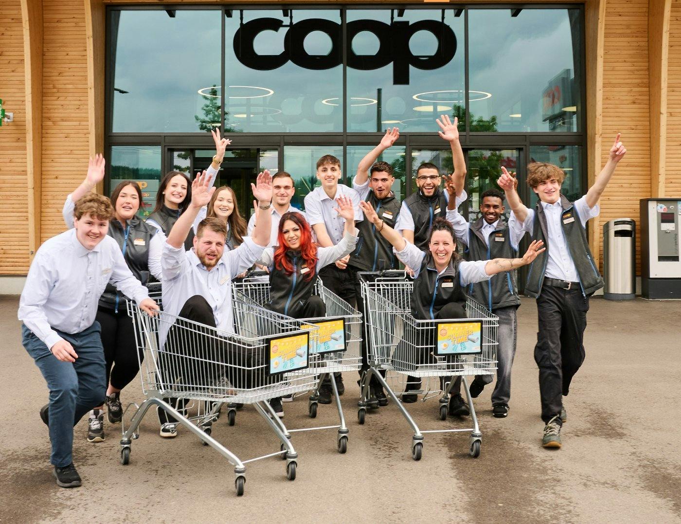 Die Lernenden Ryan Bannwart, Zara-Nur Avdic, Merve Kurtuldu, Anesa Sahiti, Simone Crispo, Karan Singh, Emre Nazik, Diar Ali, Sieam Tesfay, Niklas Wechner (hinten v. l.) starten gemeinsam mit den Coaches Tobias Strasser, Debora Gonzalez-Tuçi und Vera Ergül (vorne v. l.) ins Abenteuer Lernenden-Filiale.