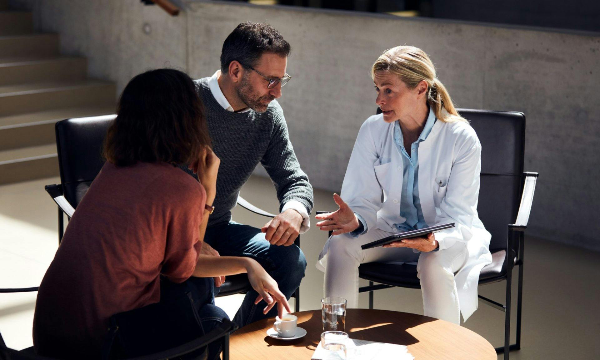 Fabio Bauer im Gespräch mit der behandelnden Ärztin.