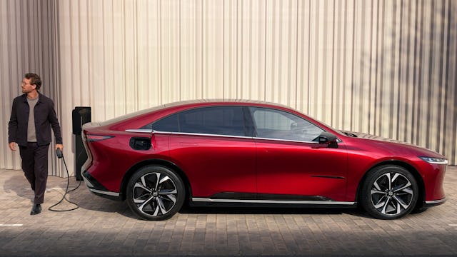 Nach 15 Minuten Schnellladung steht wieder Energie für 235 Kilometer zur Verfügung.