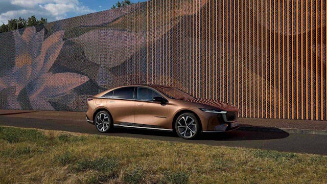 Das neue «Melting Copper» ist eine von acht Aussenfarben des brandneuen Mazda6e