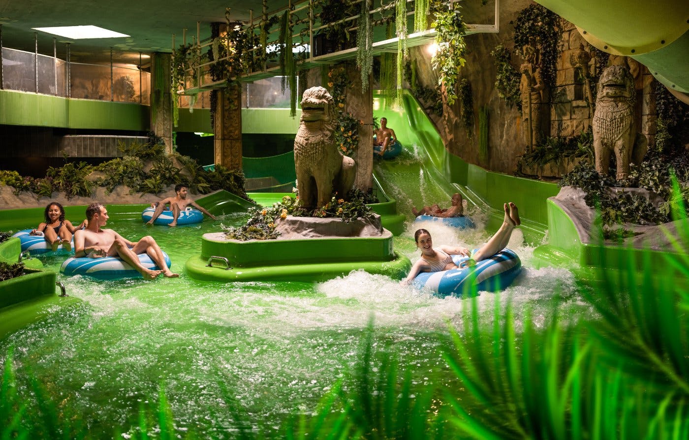 Auf Ihrer Fahrt in Richtung Glarnerland erreichen Sie den grössten Wasserpark der Schweiz ab Zürich mit Umsteigen am Bahnhof in Pfäffikon in rund 40 M...
