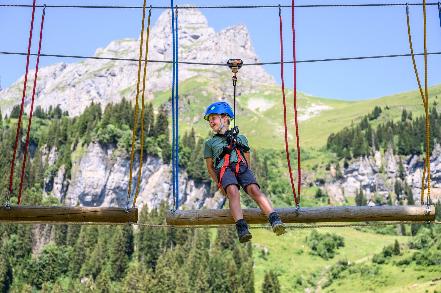 Nervenkitzel gewünscht? Steigen Sie in Linthal Braunwaldbahn direkt in die Standseilbahn ein und fahren Sie den Berg hinauf. Oben wartet der Seilpark...