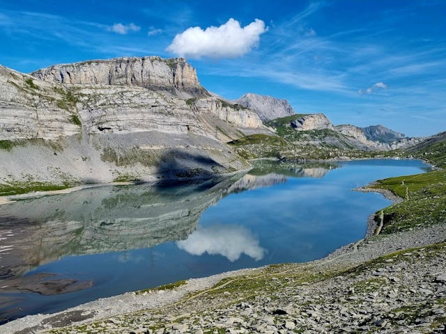 Der Daubensee liegt still zwischen den Felsen – hier beginnt der Aufstieg zur Gemmipasshöhe mit Wow-Aussicht.