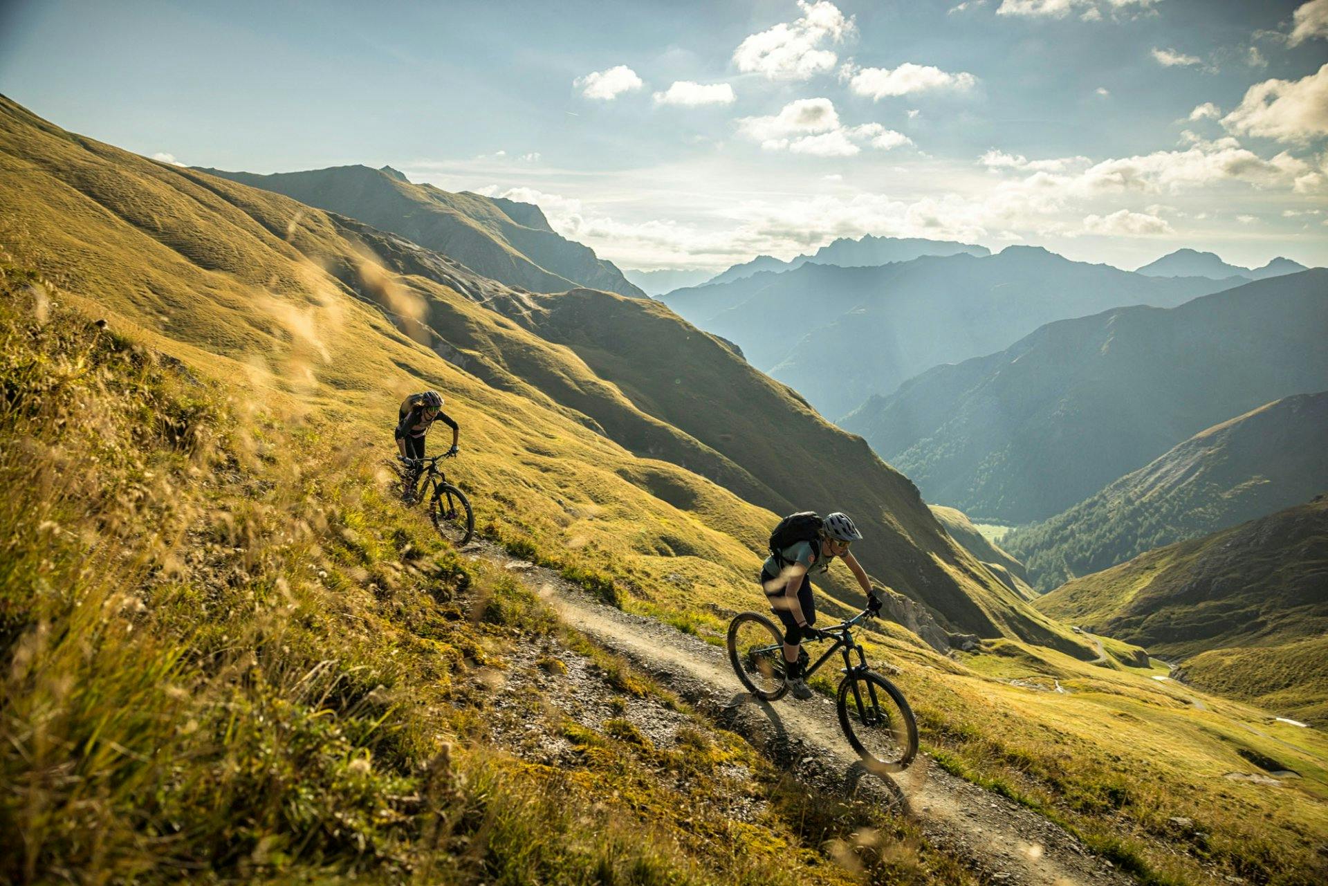 Den Herbst im Unterengadin kann man zu Fuss oder auch mit dem Bike entdecken.