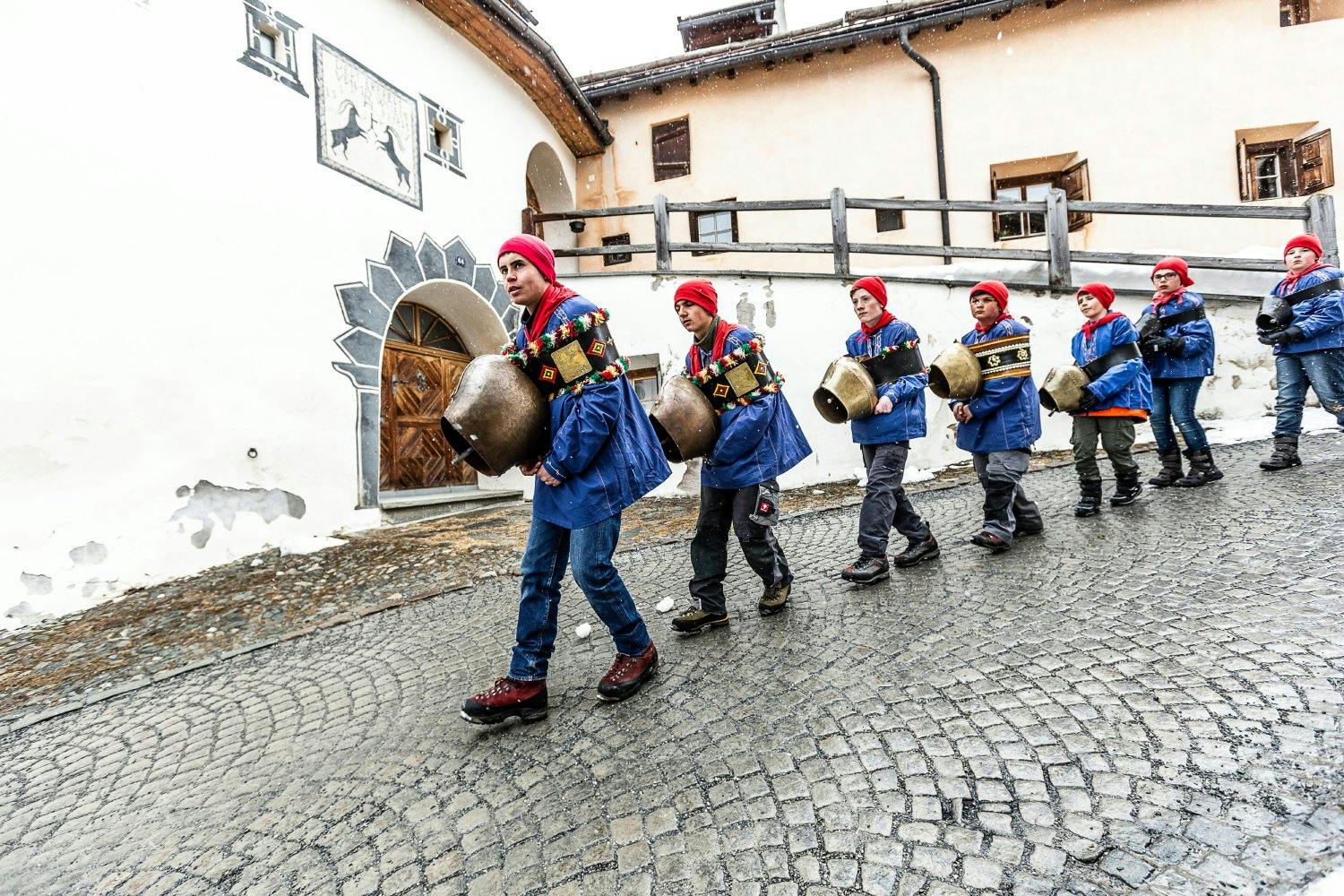 Der Chalandamarz, bekannt aus der Geschichte des Schellen-Urslis, unterscheidet sich von Dorf zu Dorf und findet immer im März statt.
