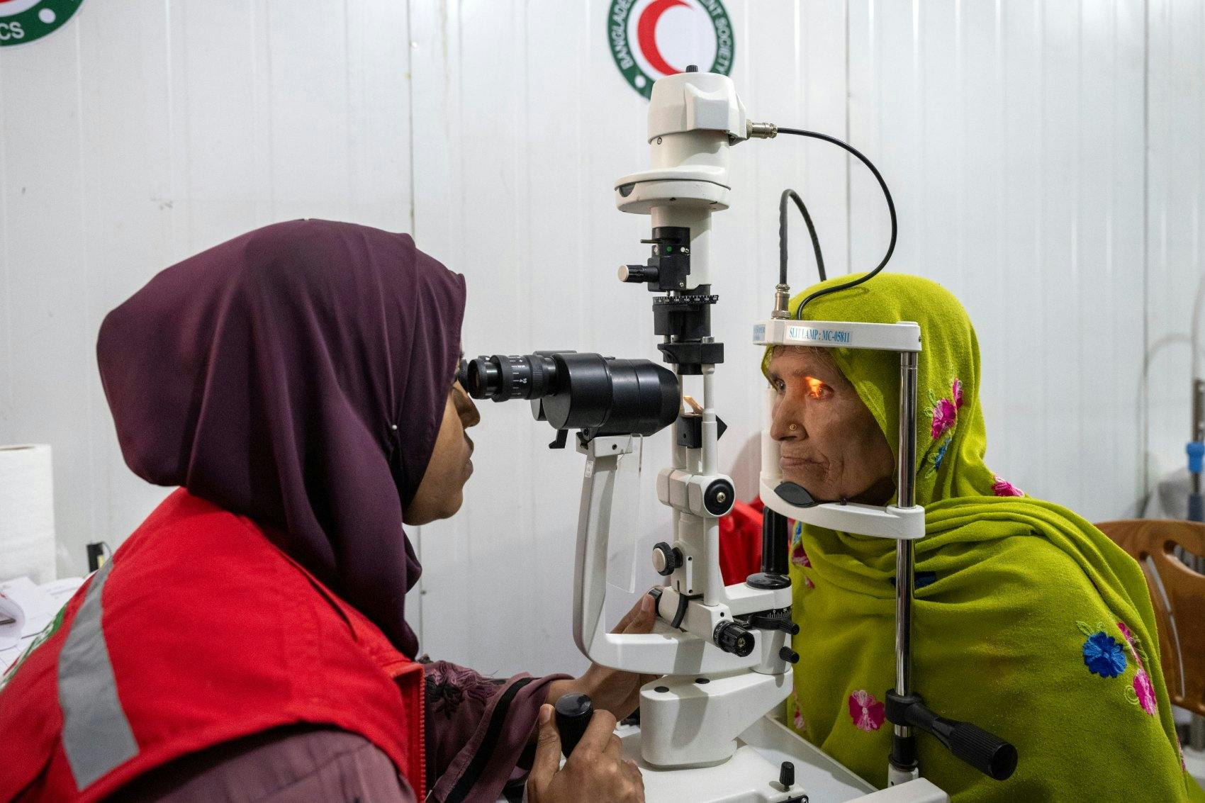 Nur Safa, 62, bei der Nachkontrolle im vom SRK unterstützten Gesundheitszentrum. Nach der Operation ihres grauen Stars kann sie wieder sehen.