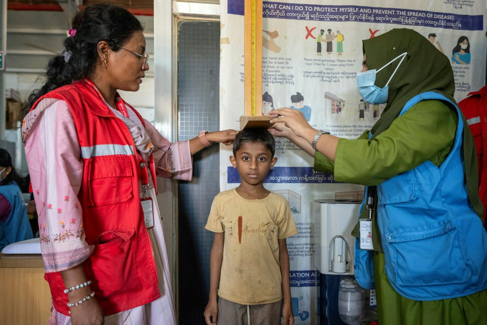 Der neunjährige Rohingya-Bub ist mit 117 Zentimetern und 18 Kilogramm deutlich zu klein und zu leicht für sein Alter.