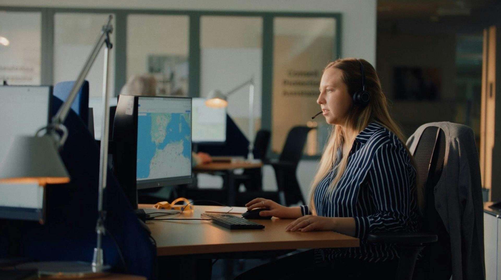 Anja, Case-Managerin beim TCS, unterstützt Menschen auf Reisen in herausfordernden Situationen.