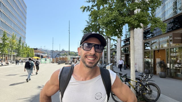 «Weil ich Trainer bin und viel Sport mache, schwitze ich sehr viel. Darum wird bei mir mindestens zweimal pro Woche gewaschen», sagt Spyros. Sein «Wäs...