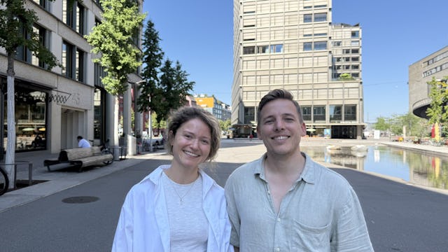 Maria und David teilen sich die Arbeit gerecht auf: Maria wäscht und David hängt sie zum Trocknen im Waschkeller auf und trägt sie dann wieder hoch in...