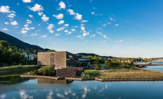 Le Laténium est magnifiquement situé sur les rives du lac de Neuchâtel et présente des maisons sur pilotis, des sentiers de promenade et un panorama archéologique.