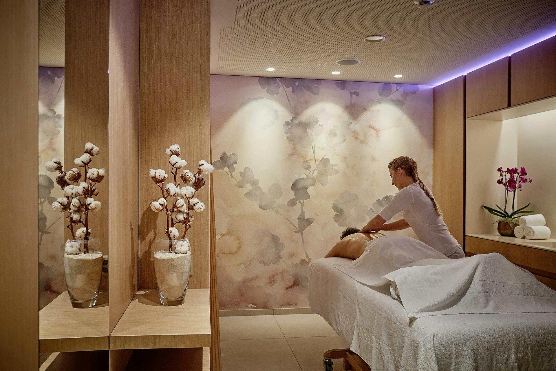 Entdecke das umfassende Angebot an wohltuenden Massagen – z.B. im Eden Spa in Spiez.