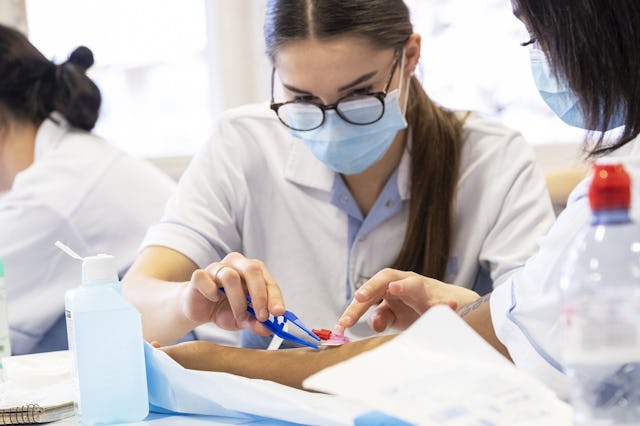 Pour les ASSC, la formation de 3 ans conduit à l’obtention d’un certificat fédéral de capacité (CFC) avec ou sans maturité professionnelle intégrée.