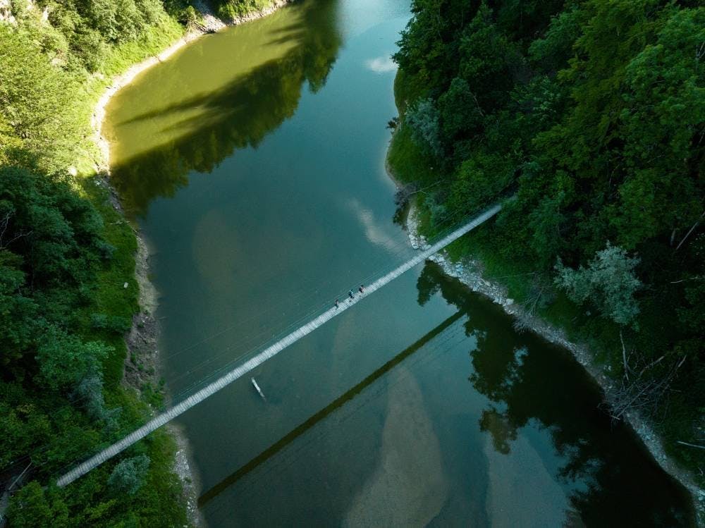 Au terme de ta randonnée, tu arriveras à ce pont suspendu de 60 mètres de long, qui surplombe le lac de Montsalvens à 15 mètres. Admire la vue panoram...