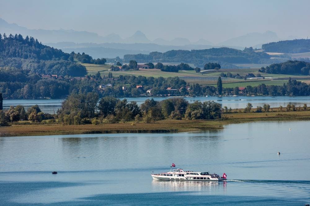 Au terme de ton excursion, laisse-toi porter par le vent frais du lac. Le tour en bateau au départ de Bienne révèle la véritable magie de cette région...