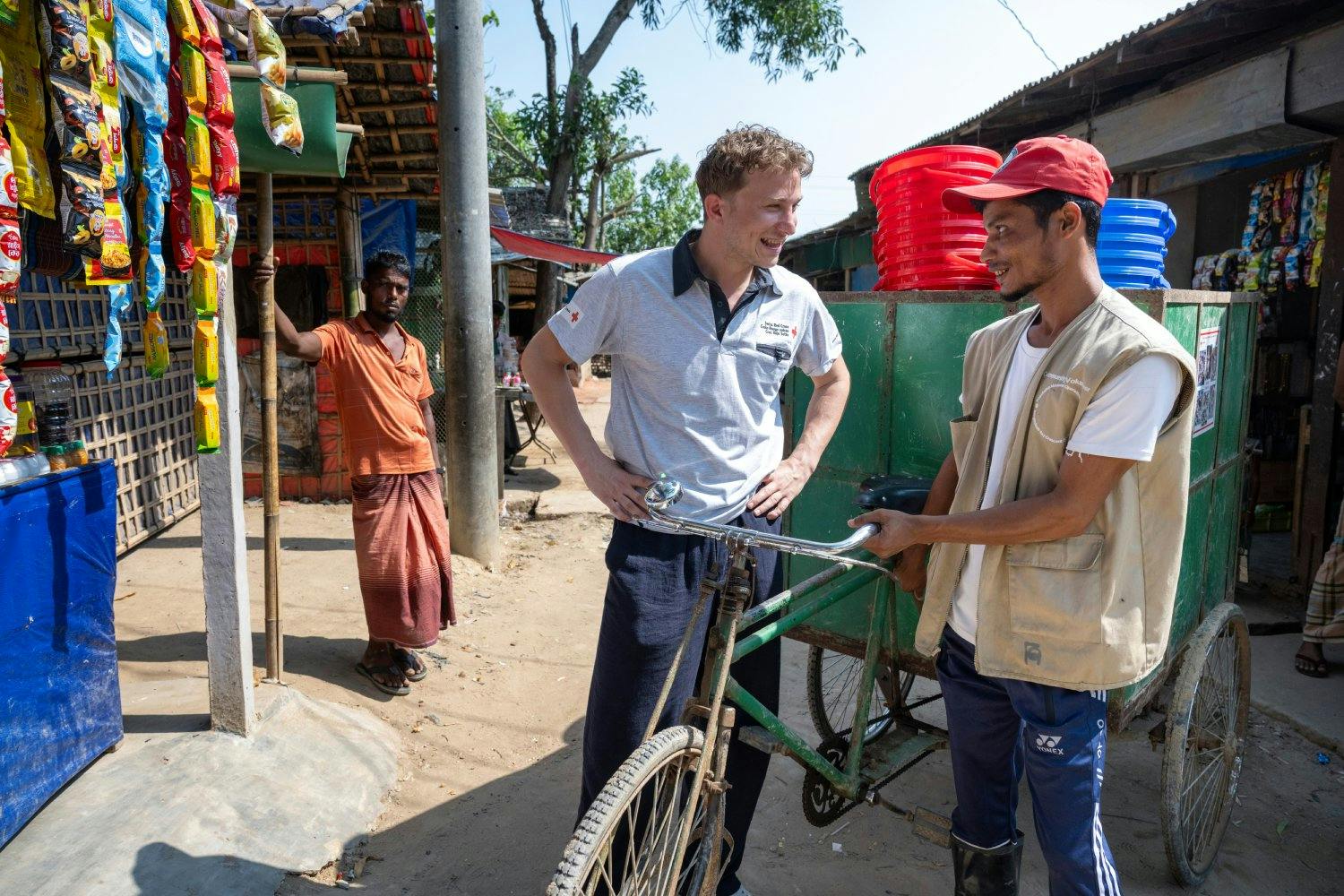 L’acteur Max Hubacher avec Faisal, collecteur de déchets. Ce travail lui apporte un petit salaire et beaucoup de reconnaissance dans le camp.