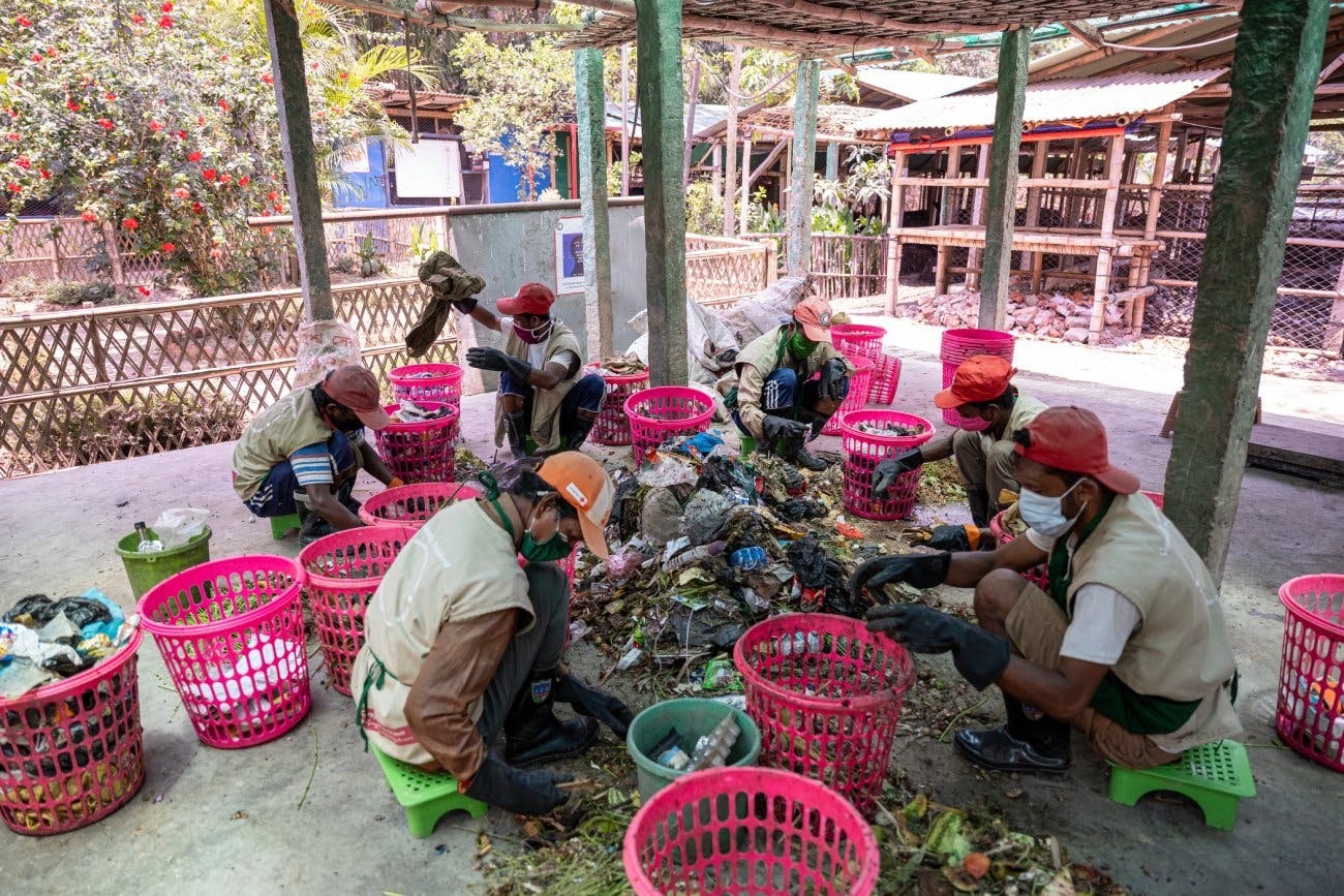 Des hommes rohingyas trient les déchets: une activité qui a du sens pour eux et une contribution à l’amélioration de l’hygiène du camp.