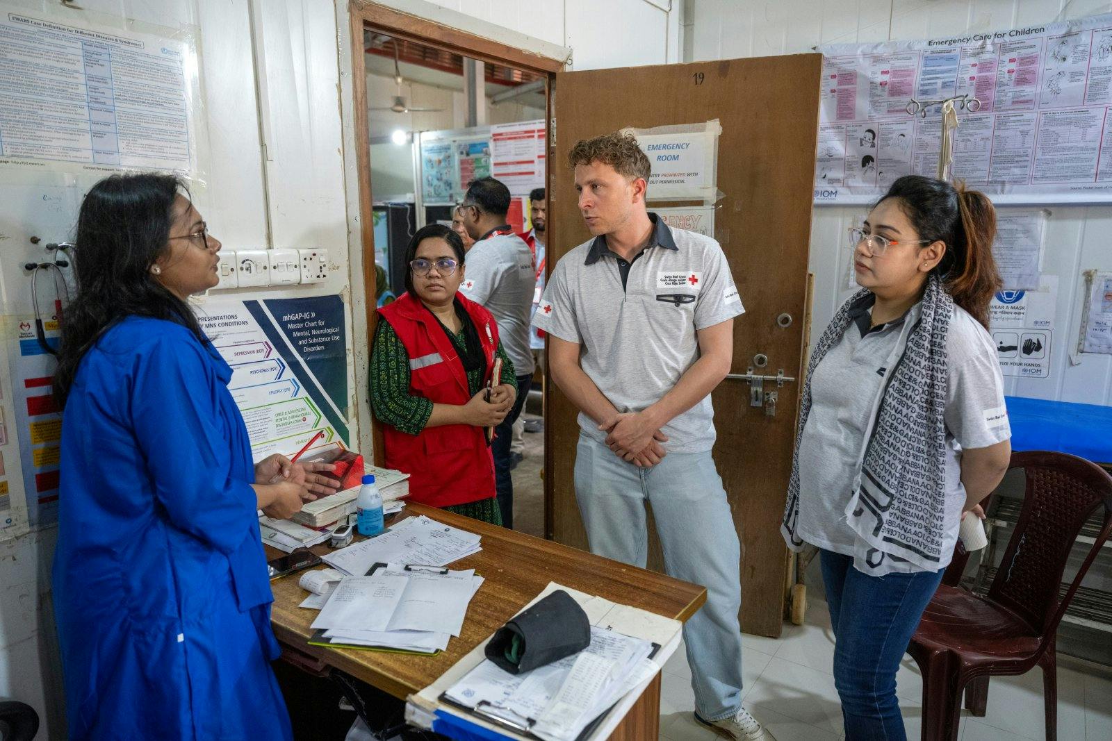 L'ambassadeur de la CRS Max Hubacher s'entretient avec une médecin dans un centre de santé soutenu par la CRS.