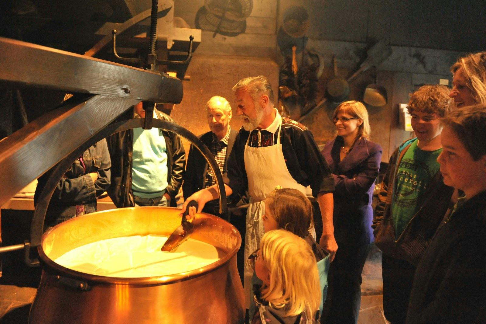 Tradition live: In der historischen Schaukäserei zeigt der Käser, wie Emmentaler AOP entsteht.