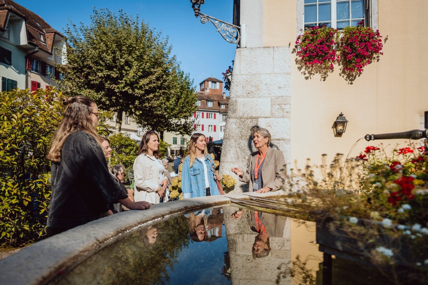 Auf den Stadtführungen erfährst du spannende Geschichten rund um Brunnen, Plätze und Solothurns magische Elf.