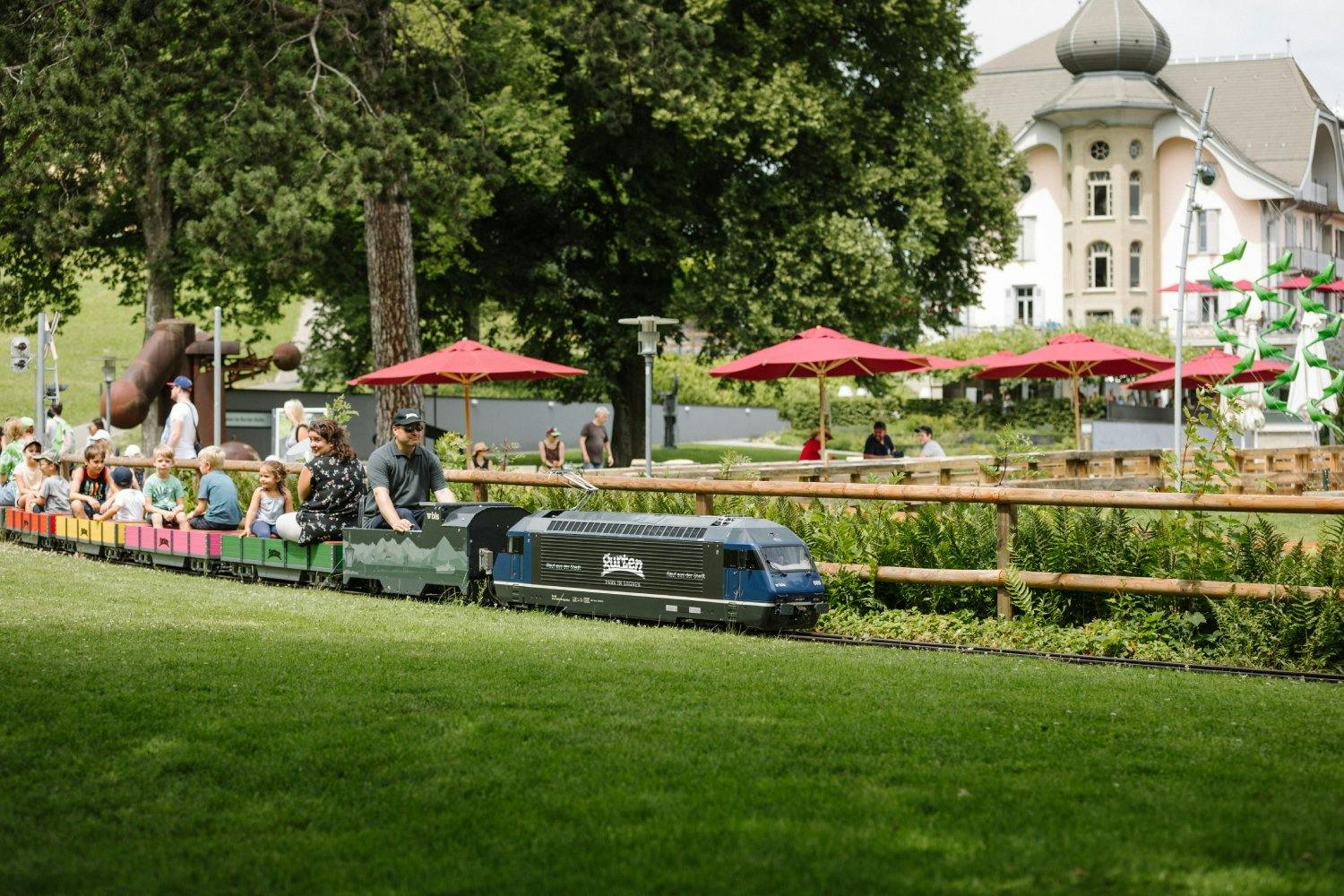 Die legendäre Kleineisenbahn dreht ihre Runden im Gurtenpark – manchmal sogar mit einer Dampflok.