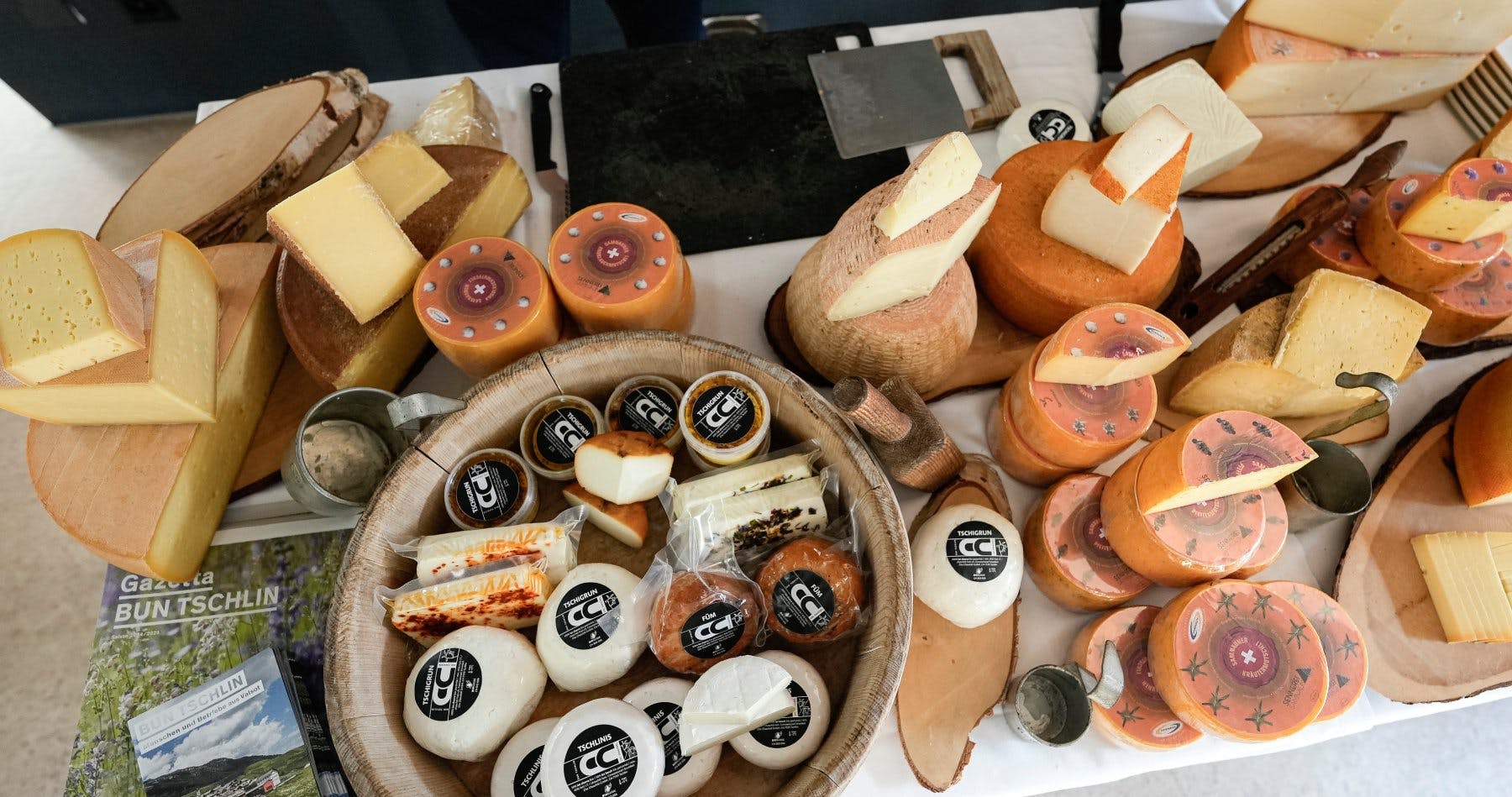 Des spécialités régionales comme la ricotta fumée «Füm» ou le fromage frais «Tschigrun» attendent les visiteurs curieux.