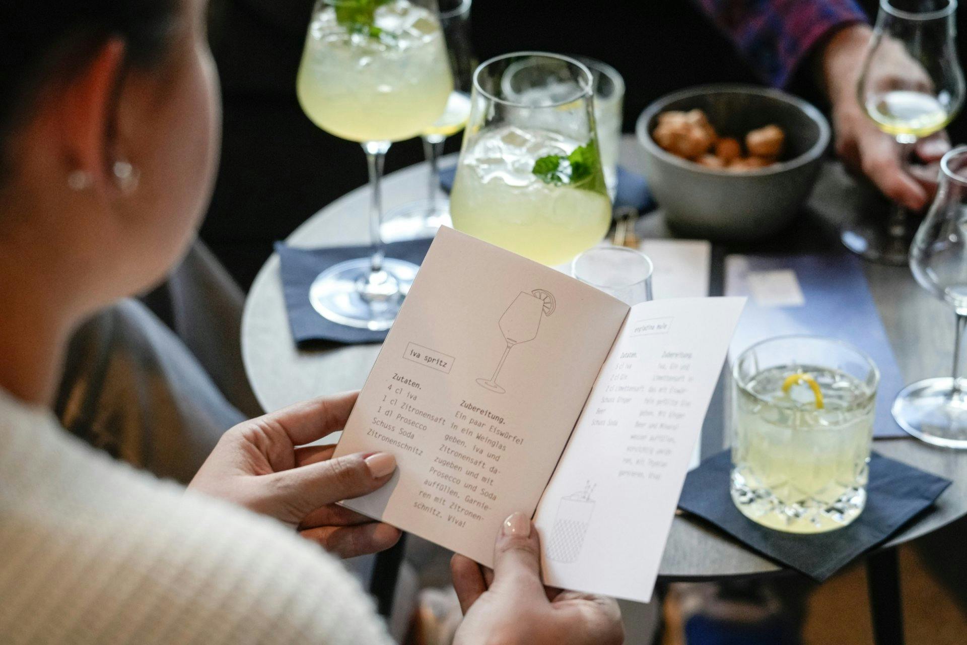 L’apéritif est également l’occasion de déguster une délicieuse spécialité locale: l’Iva Spritz séduit par son arôme frais issu de la liqueur d’herbes...