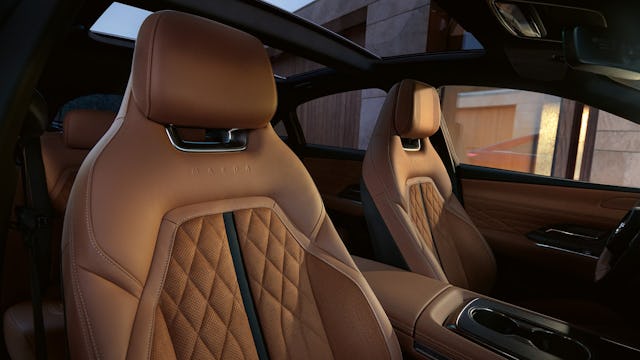 Avec des équipements en option comme le cuir Nappa Tan, Mazda mise sur des matériaux exclusifs. Avec des équipements en option comme le cuir Nappa Tan, Mazda mise sur des matériaux exclusifs.