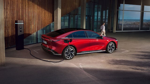 La batterie standard de 68,8 kWh de la toute nouvelle Mazda6e peut être rechargée en seulement 15 minutes, permettant ainsi de bénéficier d’une autonomie de 235 km. La batterie standard de 68,8 kWh de la toute nouvelle Mazda6e peut être rechargée en seulement 15 minutes, permettant ainsi de bénéficier d’une autonomie de 235 km.