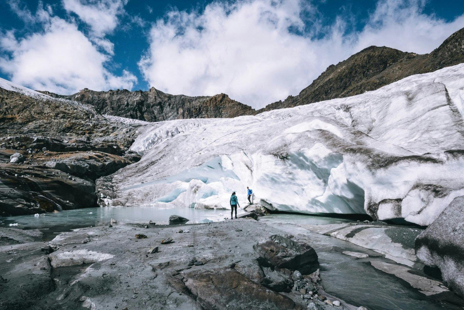 Le Glacier Trail, reliant Saas-Fee à la région de Mattmark, est la seule randonnée alpine de la vallée de Saas qui traverse deux glaciers.