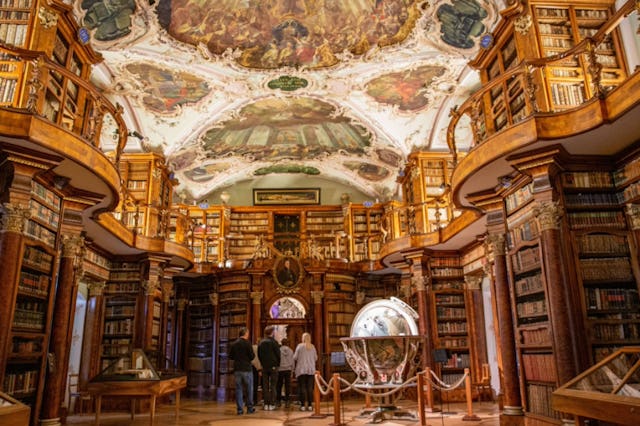 Als eine der ältesten Bibliotheken der Welt ist sie das Herzstück des Stadtbezirks
