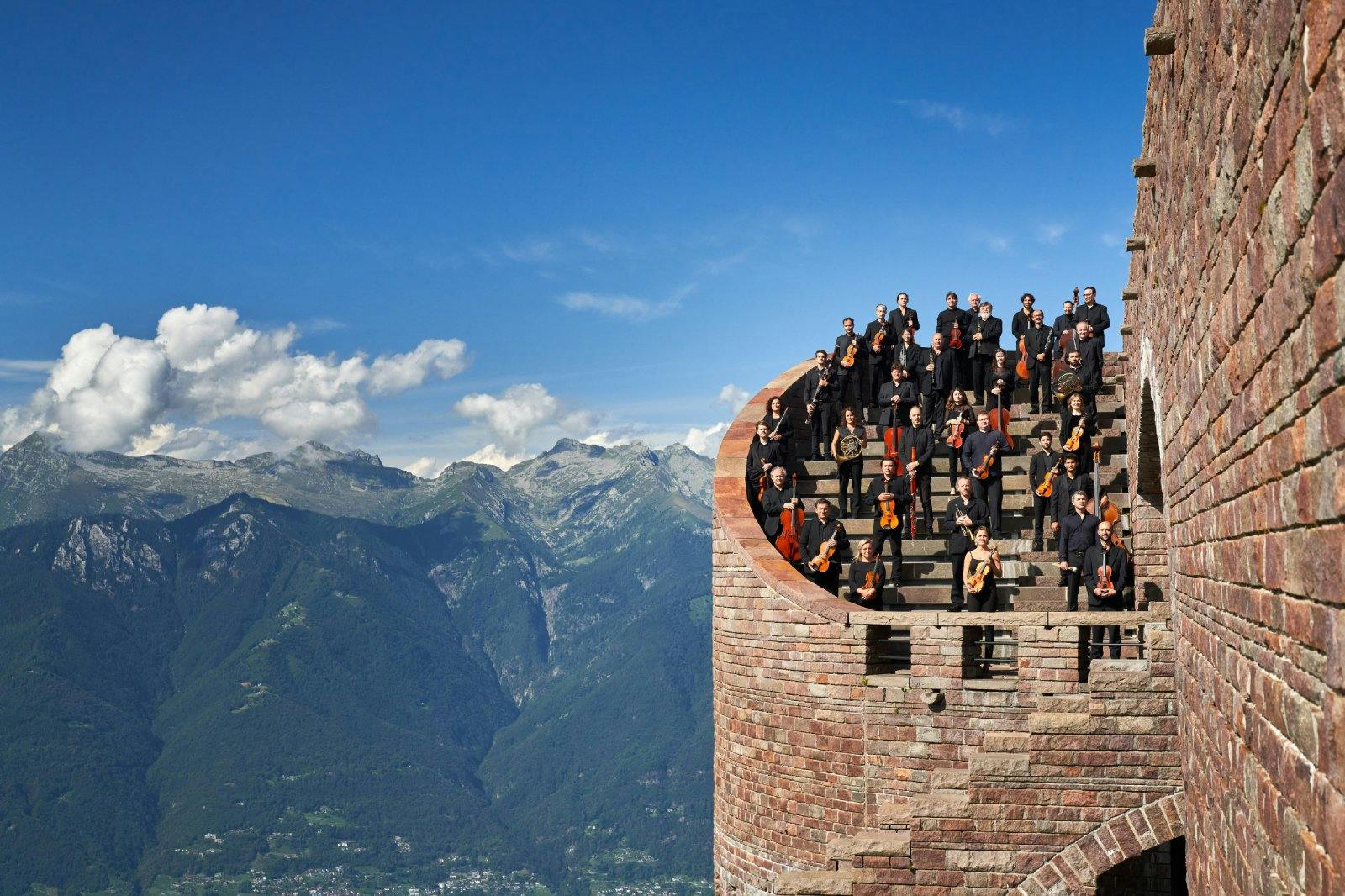 L’orchestre propose sans cesse de nouveaux formats de concerts créatifs, collabore avec l’opéra et la danse, et enchante son public lors d’événements...