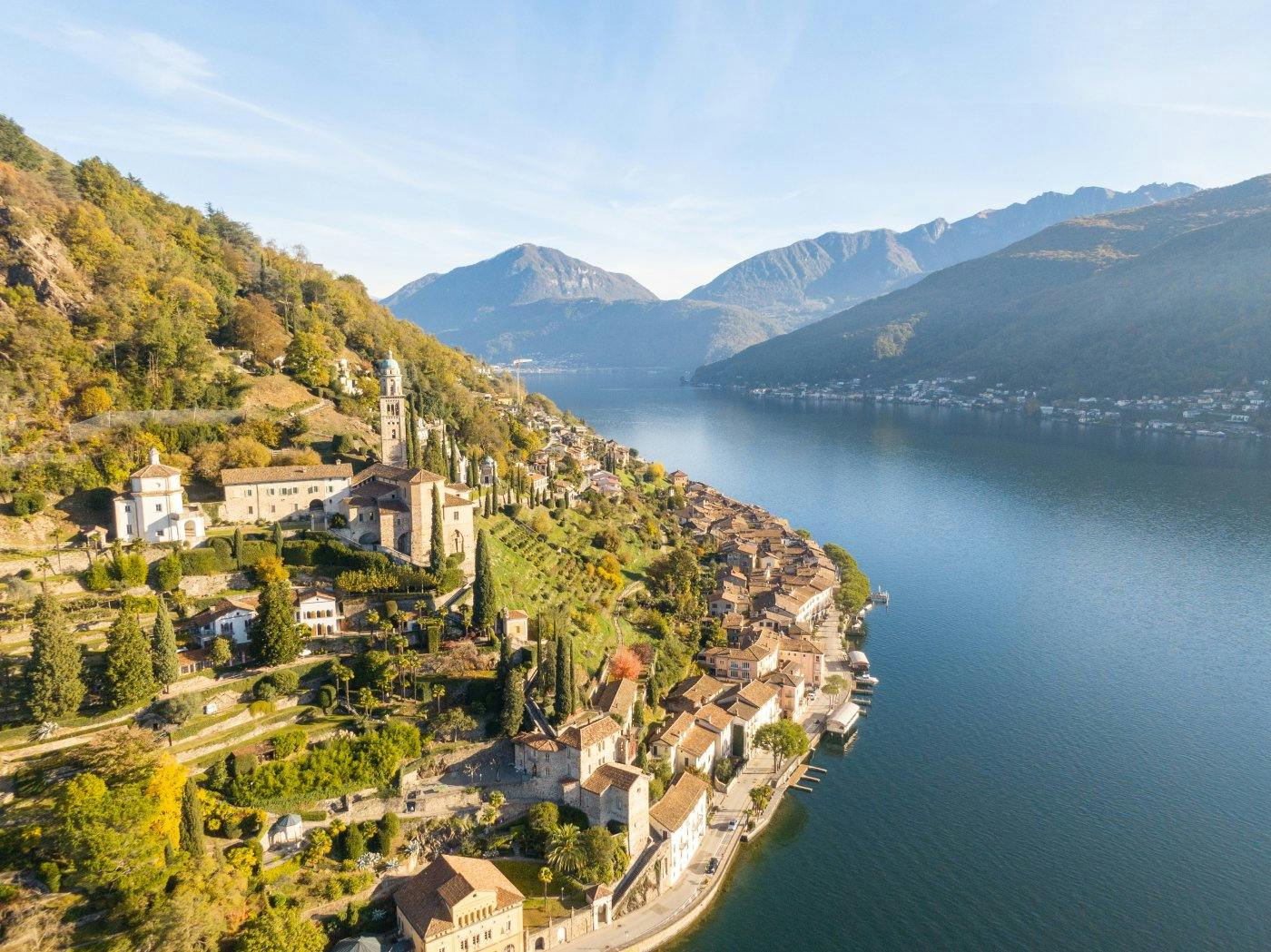 On découvre l’architecture majestueuse de Morcote tranquillement à pied le long de la promenade du lac. En été, l’excursion devient parfaite lorsqu’on la combine avec un tour en bateau.