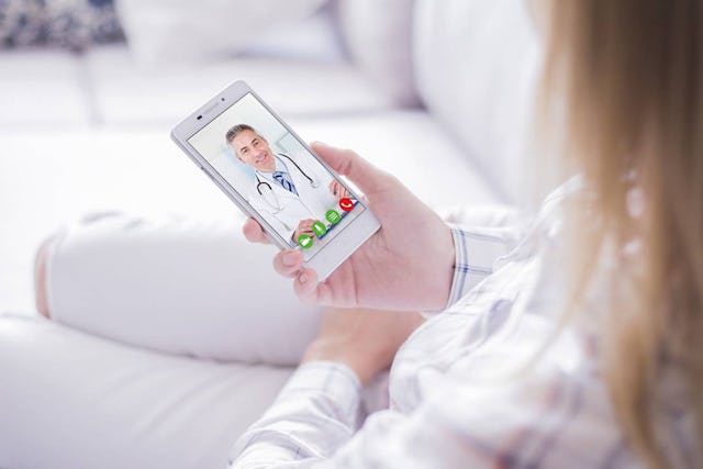 Lassen Sie sich dank Telemedizin jederzeit von überall  beraten – und  sparen Sie dabei! Ärztinnen und SpezialistInnen kümmern sich per Telefon-/Videoberatung um Ihre medizinischen Beschwerden.