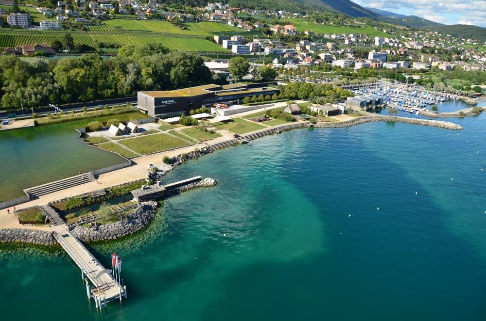 Depuis Yverdon, il ne faut que 20 minutes pour rejoindre Neuchâtel. Tout près, à Hauterive, visitez le Laténium, situé en bord de lac et facilement ac...