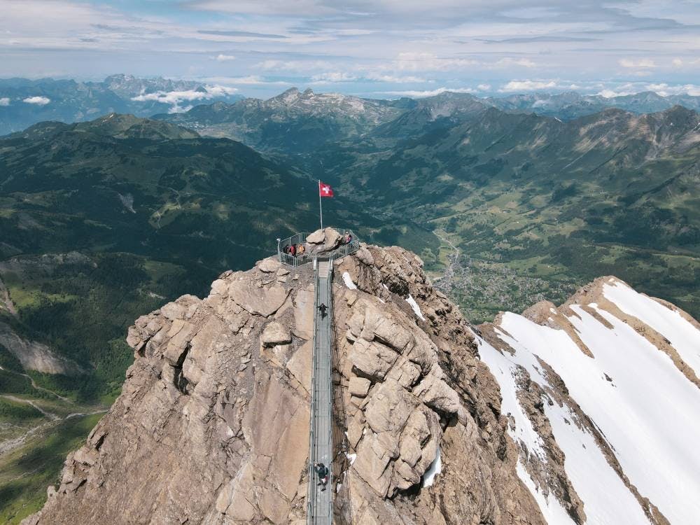 Le point culminant du tour consiste à rejoindre Glacier 3000: d’abord en bus depuis Les Diablerets jusqu’au col du Pillon, puis en téléphérique jusqu’...
