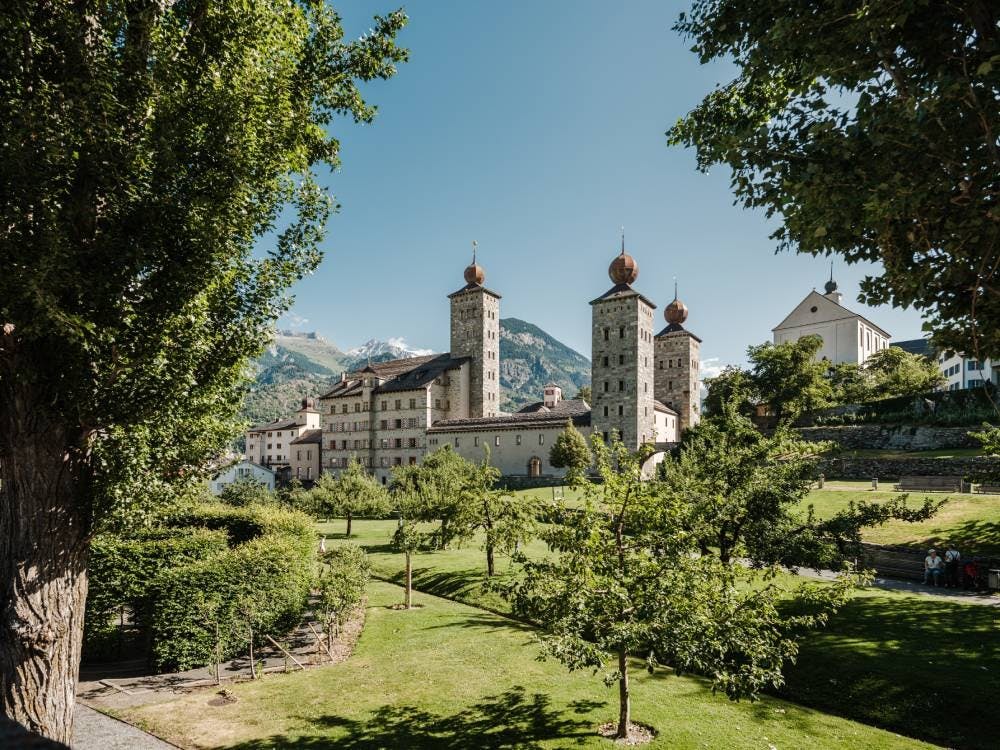 Continuez jusqu’à Brigue (à 8 minutes de train de Viège), où vous pourrez visiter le majestueux château de Stockalper. Cet ouvrage imposant du XVIIe s...