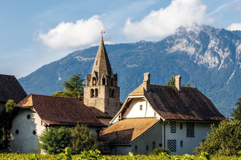 Avant de poursuivre le voyage, un détour s’impose par le quartier médiéval où se trouve l’ancien cloître d’Aigle. Un lieu alliant calme, charme et his...