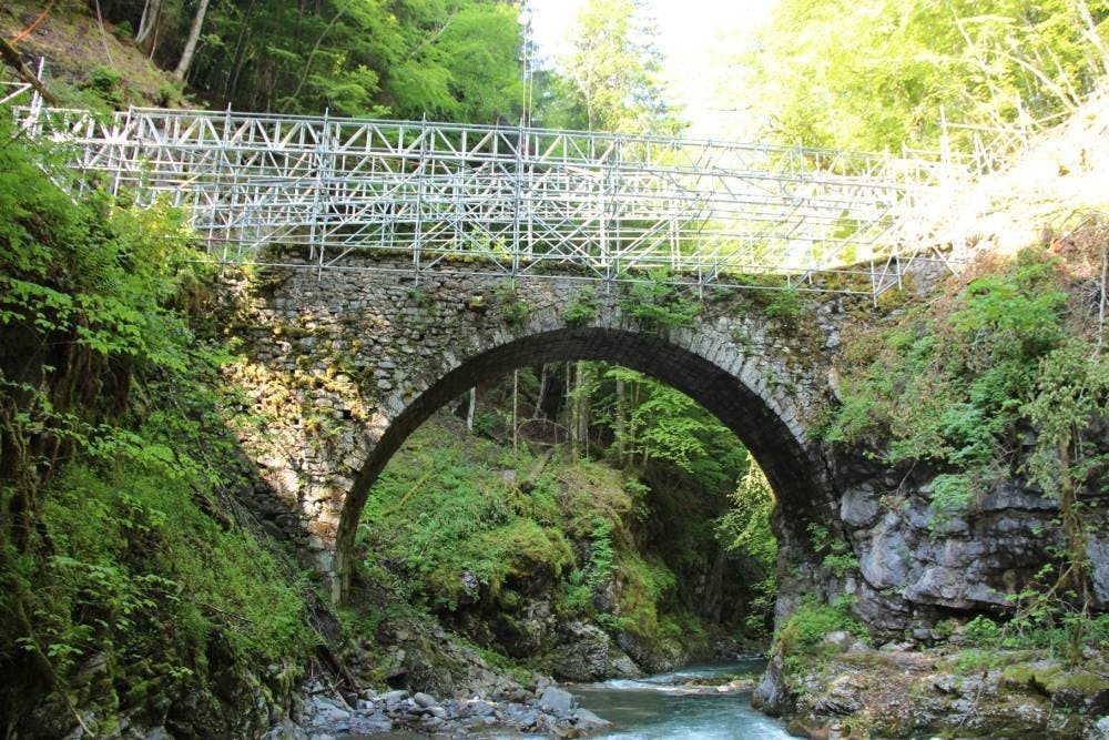 Après un court trajet à travers de vertes collines, une randonnée facile à moyenne vous attend au Sépey sur le sentier des ponts historiques, qui vous...