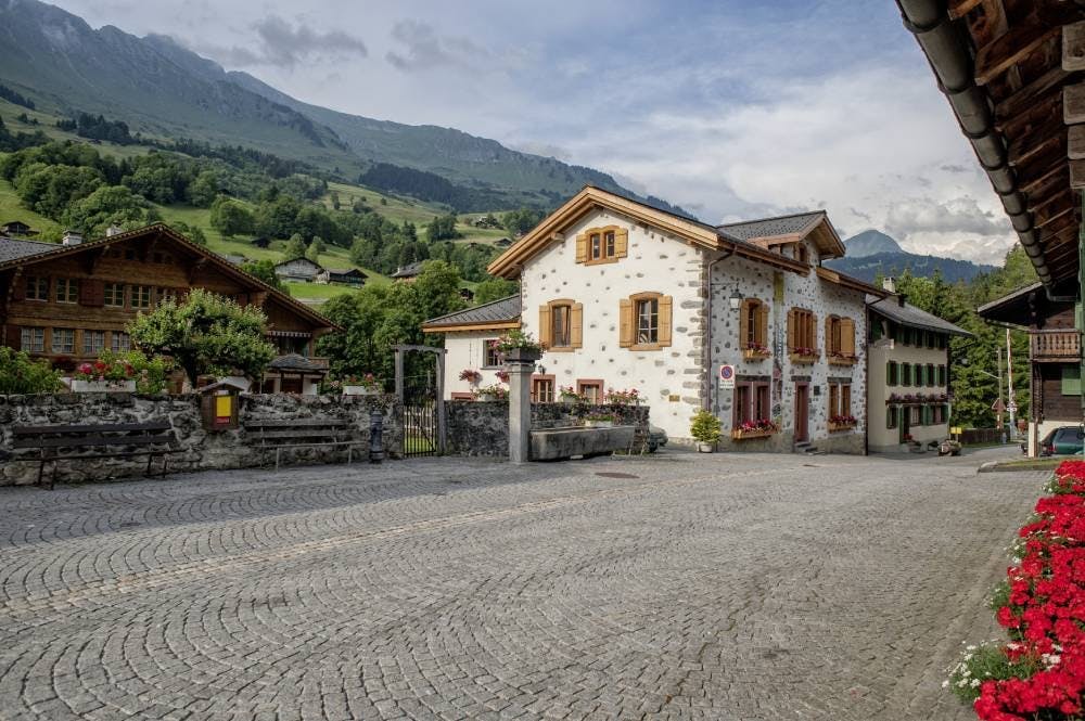 Depuis Le Sépey, le train vous emmène à Vers-l’Église en 15 minutes. Là-bas, au Musée des Ormonts, installé dans une ancienne école, vous découvrirez...