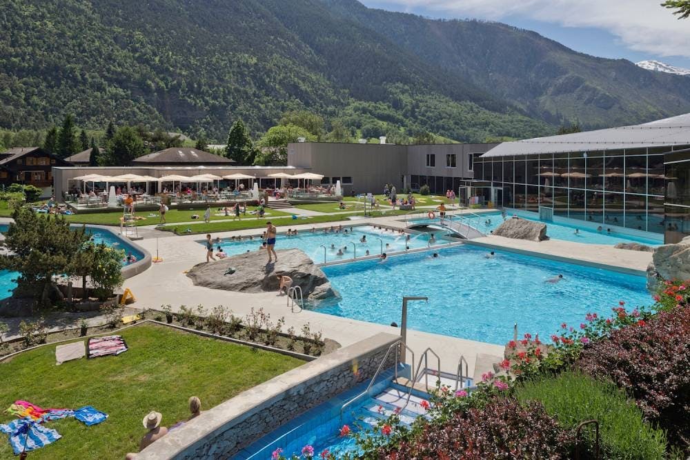 Pour finir ce tour en toute détente, prévoyez un passage aux bains de Brigue, l’un des plus grands centres thermaux des Alpes. Ils se trouvent à 15 mi...