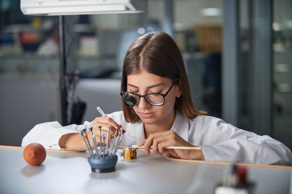 Si tu es prêt à construire ton avenir dans un environnement d’exception, l’apprentissage chez Rolex est fait pour toi.