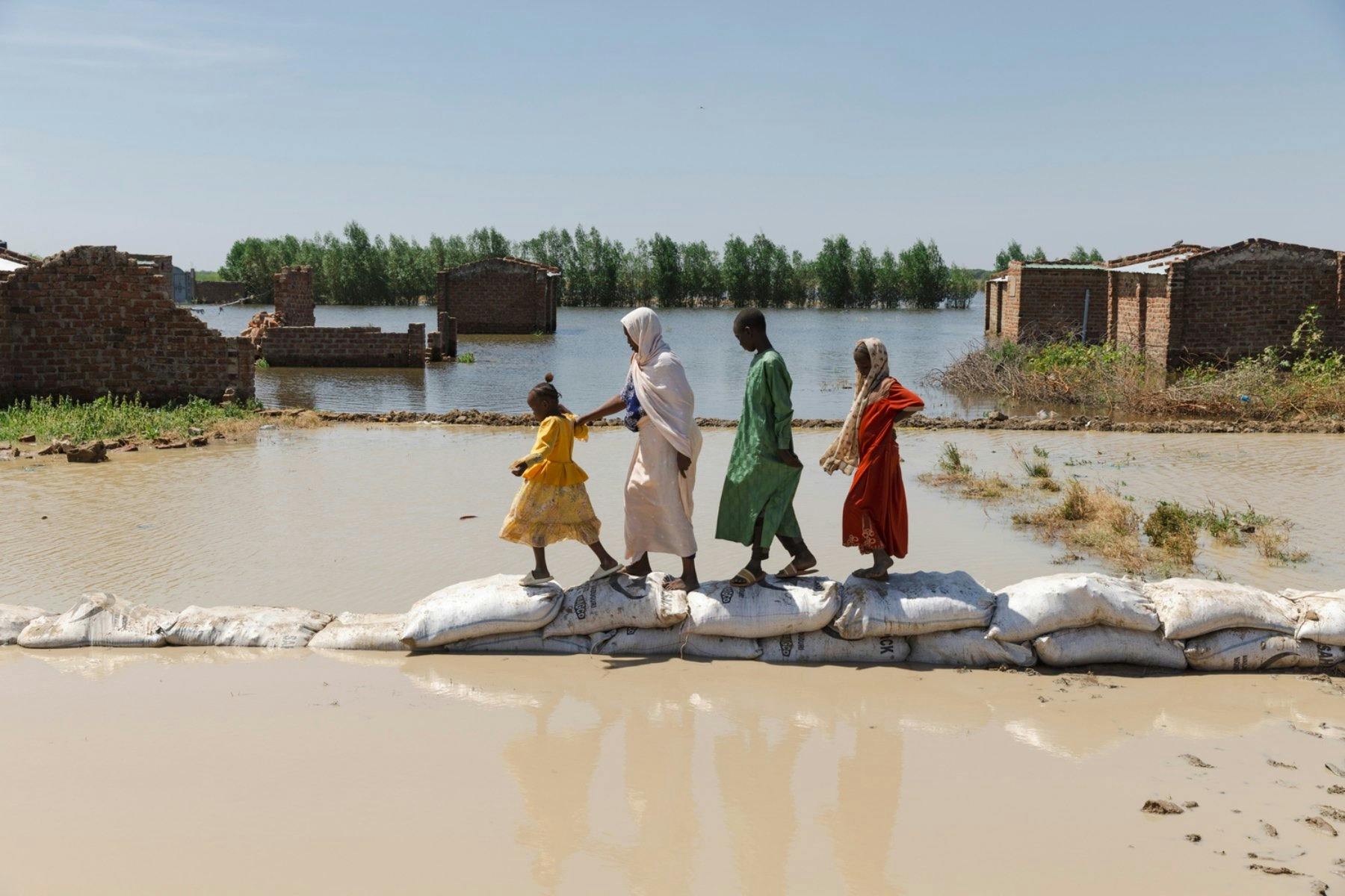 Tschad, November 2024. Kamerunische Flüchtlinge, die von den Überschwemmungen in Guilmey betroffen sind.