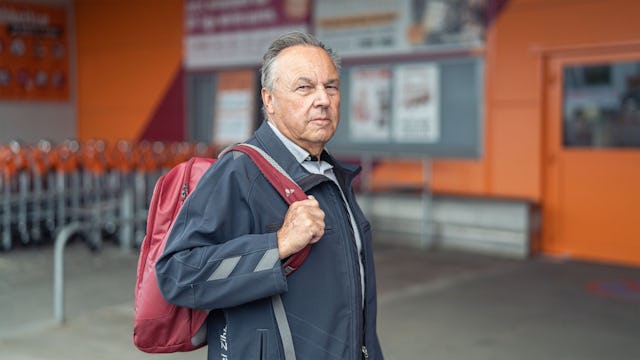 Hans: «Die selbst angebrachte Halterung im Bad ist abgebrochen. Anstatt 100 Franken für eine neue Stange hinzublättern, hab ich meinen Neffen gefragt....