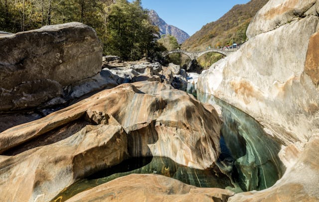 Lavertezzo est connue pour ses ponts de pierre à arche enjambant les eaux gris-bleu de la rivière Verzasca. Dans ce paradis aquatique, difficile de s’imaginer que la vallée a autrefois connu la sécheresse. C’est pourtant le thème central de cette randonnée circulaire: l’extraordinaire système de gestion de l’eau. Il a été créé le long du versant gauche des mayens de Revöira et Ca d Dént pour lutter contre le manque d’eau chronique.

Ce sympathique circuit longe des bassins et fait voyager les randonneurs à une époque où la recherche de l’eau était un art.