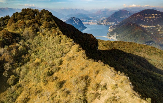 Ses fossiles du Trias moyen valent au Monte San Giorgio d’être inscrit au patrimoine mondial de l’UNESCO et font partie des gisements de fossiles les plus importants au monde. Ceux qui veulent en apprendre davantage sur cet héritage remarquable peuvent suivre le «Sentiero del Monte San Giorgio» à Meride. Ce circuit didactique emmène le visiteur pendant environ quatre heures et demie dans un voyage au cœur de l’histoire géologique et paléontologique complexe du Monte San Giorgio, dans un monde de plus de 200 millions d’années. Au point de départ à Meride, le musée des fossiles vaut la peine d’être visité. Et ceux qui ont un peu plus de temps pourront faire un détour jusqu’au parc archéologique de Tremona-Castello ou profiter du panorama sur les sommets avec une vue sensationnelle sur les Alpes tessinoises et sur le lac de Lugano.