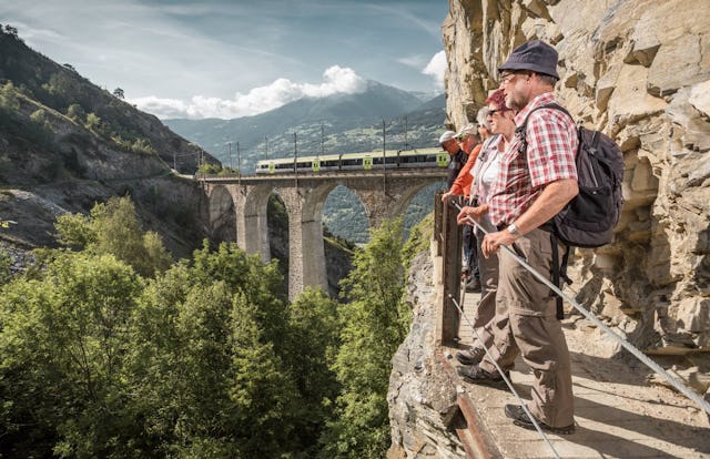Auf der Lötschberger Südrampe wanderst du mit Blick auf Viadukte, Täler und die Rhone.