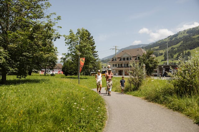 ((Bildlegende, max. 115 Zeichen))
Auf Spurensuche zwischen Frutigen und Kandersteg – sogar im Zug gilt es, Rätsel zu lösen.